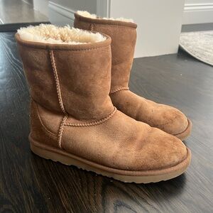 Size 6, Chesnut Uggs. Barely worn!